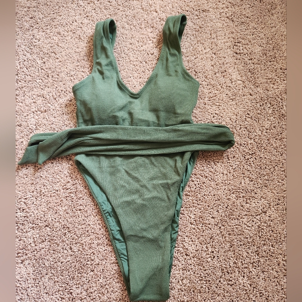 Vitality/Toluca swim. Artemis Midi in the green color.